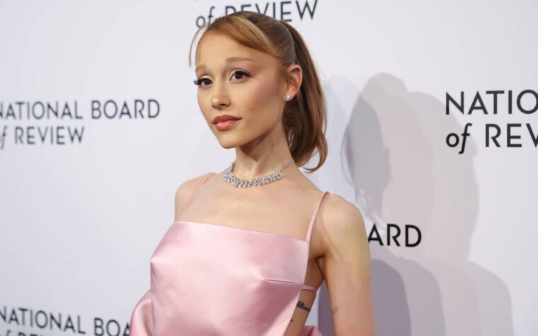 Ariana Grande explique "perplexe" une voix plus élevée
