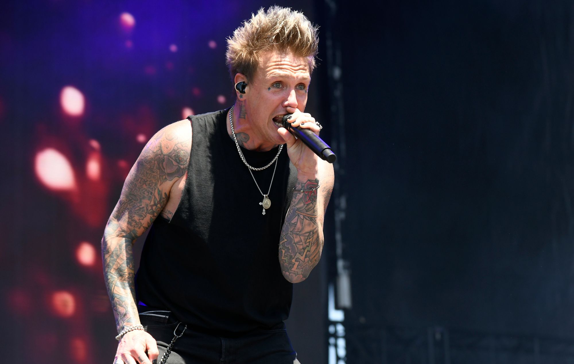 Jacoby Shaddix de Papa Roach se produit en direct