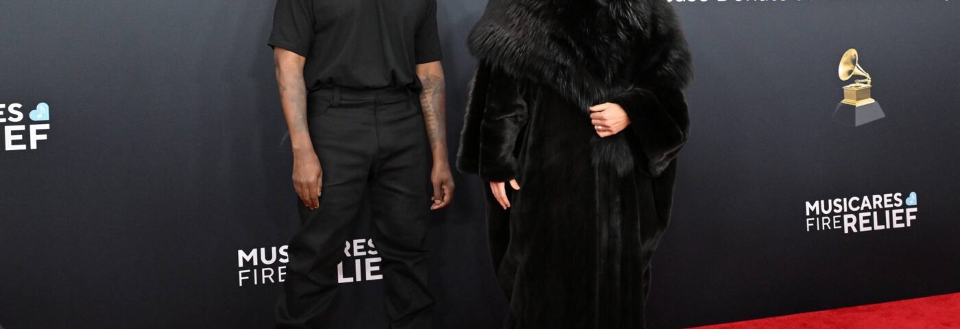 Kanye West prétend que lui et Bianca Censori « battent les Grammys » avec une cascade de robe nue