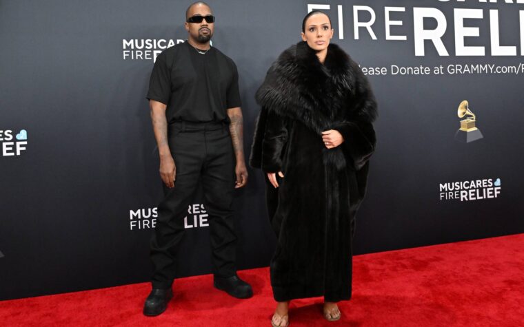 Kanye West prétend que lui et Bianca Censori "battent les Grammys" avec une cascade de robe nue