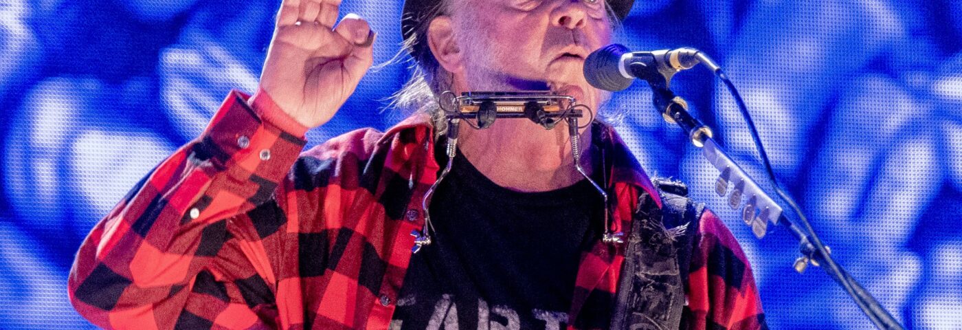 Neil Young partage une mise à jour prometteuse sur le nouvel album Chrome Hearts