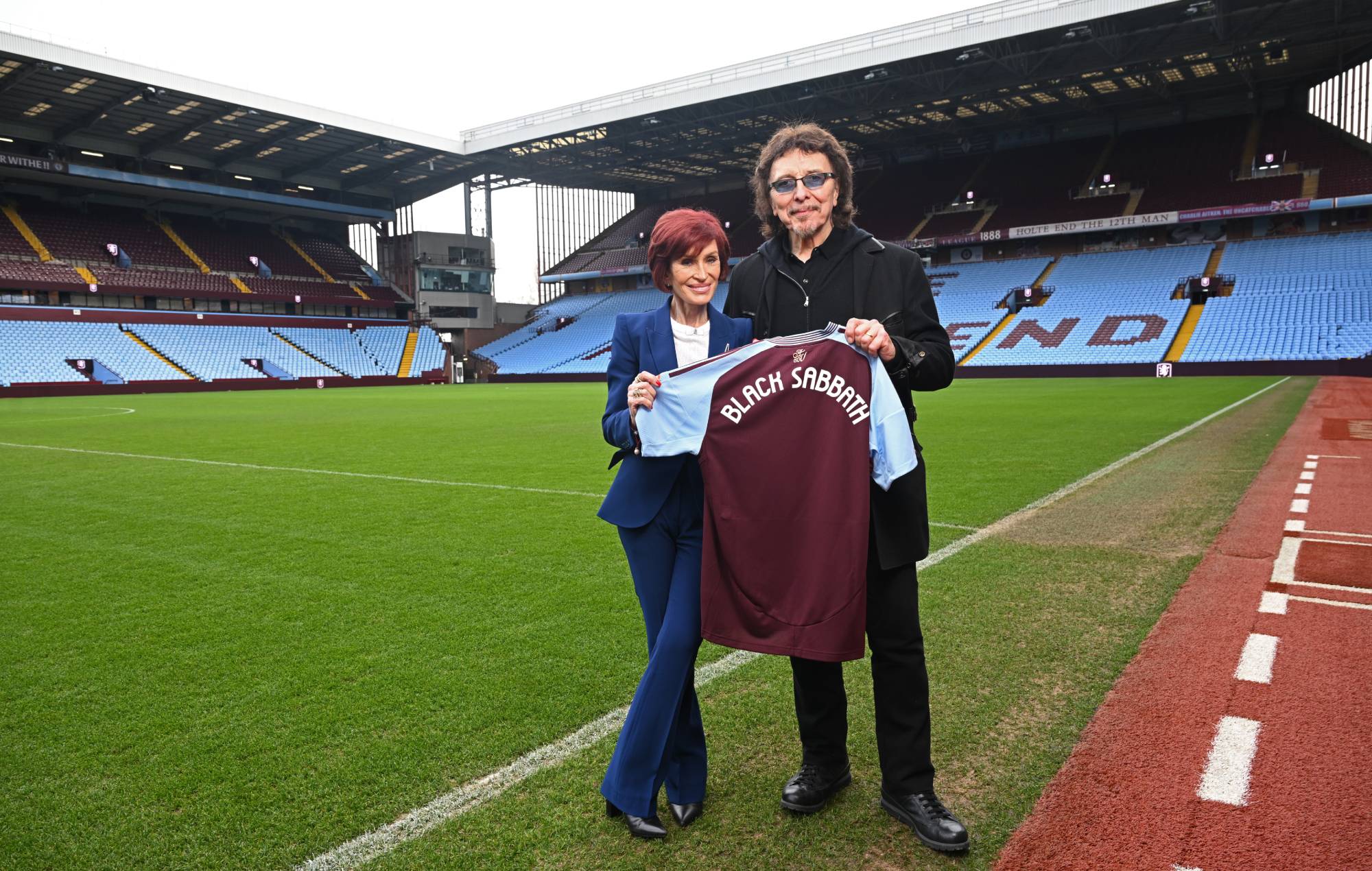 Sharon Osbourne et Tony Iommi assistent à l'annonce de l'émission finale de Black Sabbath "Retour au début" à Villa Park (photo de Samir Hussein / Getty Images pour Live Nation UK)