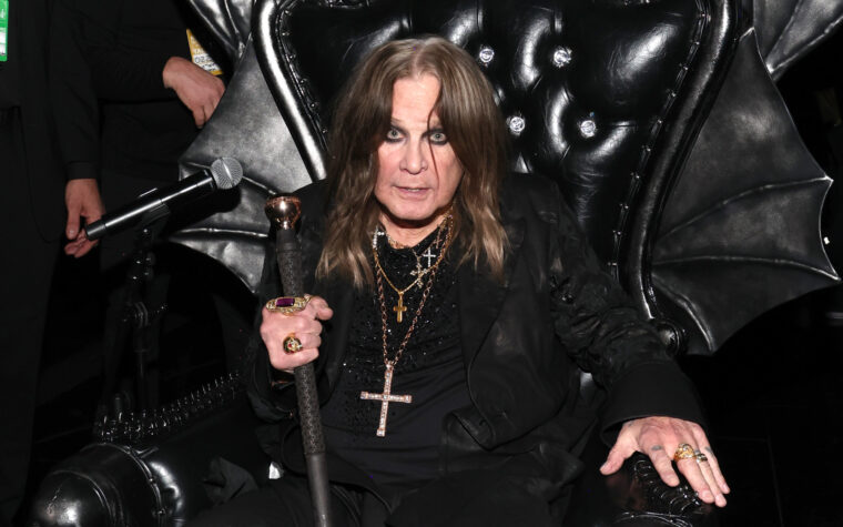 Ozzy Osbourne dit qu'il "ne peut pas marcher" avant l'émission finale de Black Sabbath - Sharon dit que la maladie "n'affecte pas sa voix"