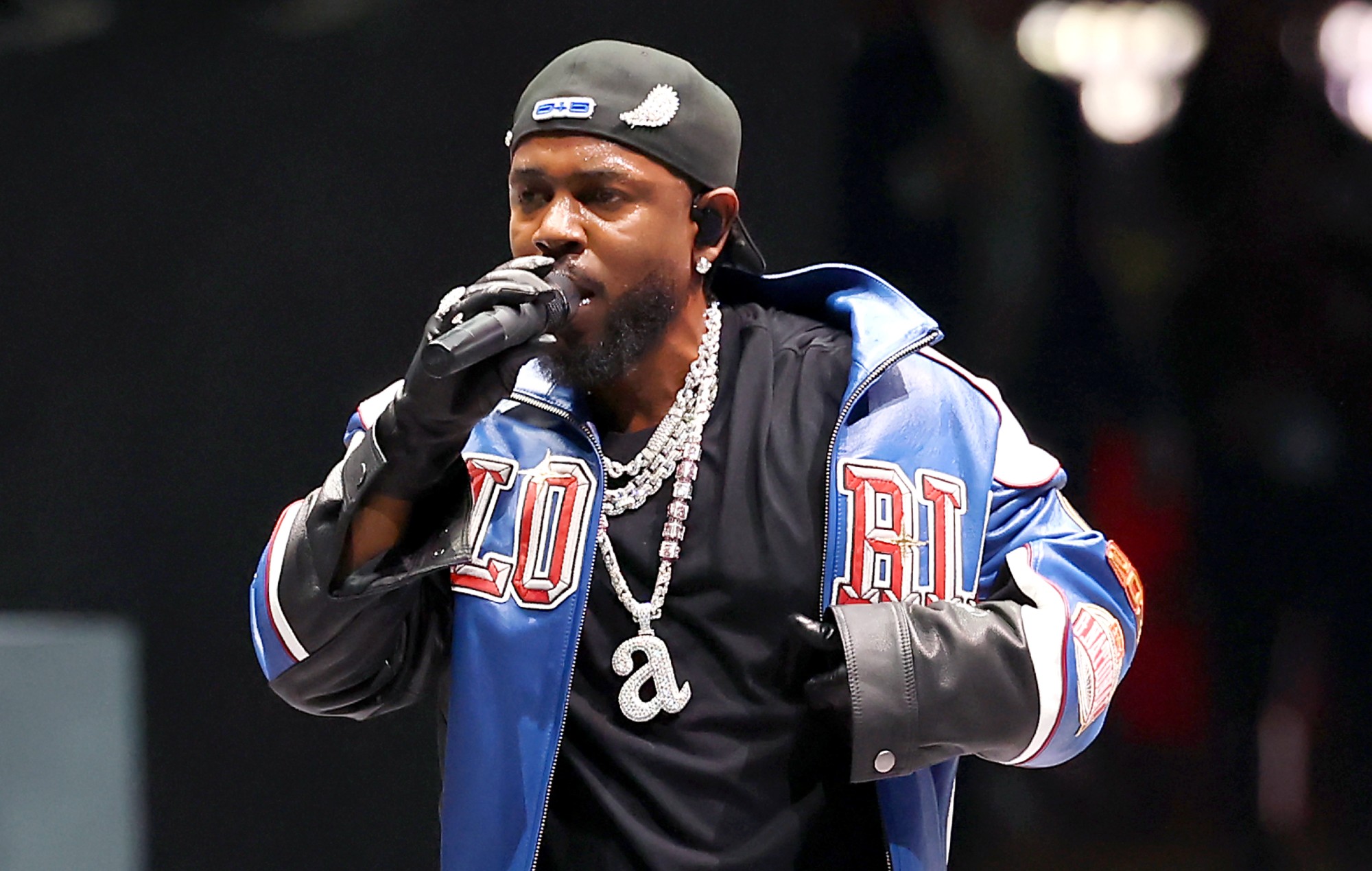Kendrick Lamar se produit au spectacle de mi-temps du Super Bowl 2025