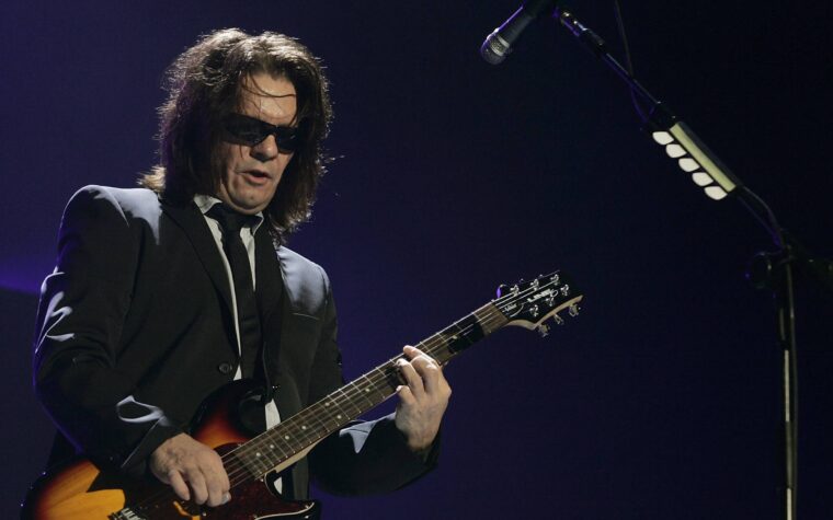 Duran Duran dit que l'ancien guitariste Andy Taylor "se battant aussi fort que lui" dans le cancer de la bataille