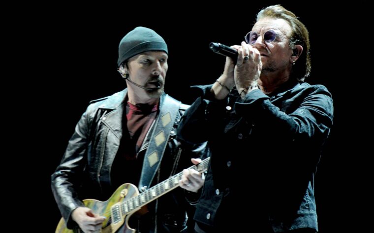 U2 Partagez le message et le piano à l'appui de l'Ukraine et du président Zelenskyy