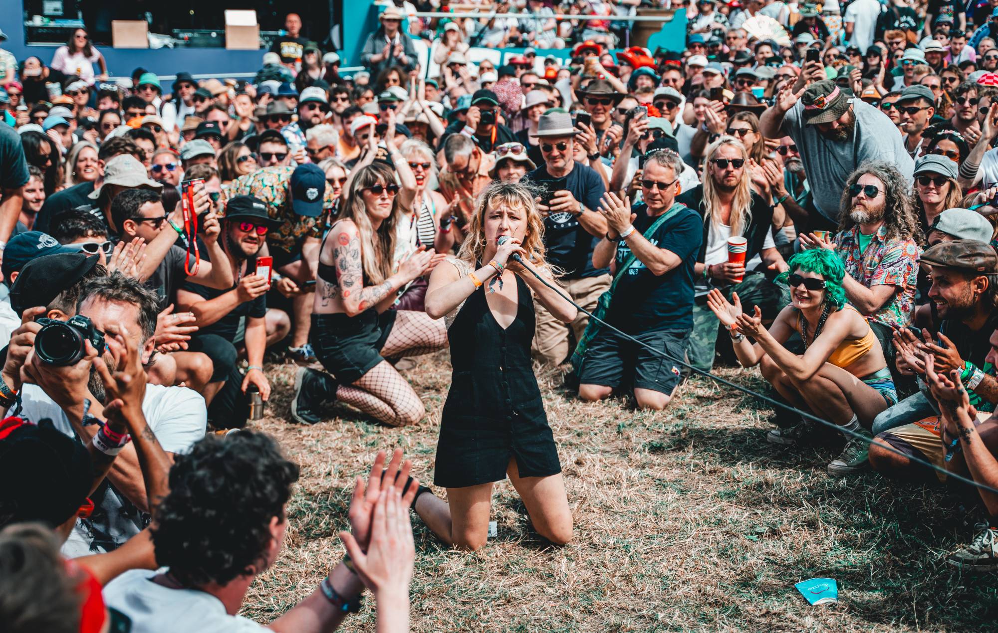 Phoebe Lunny de Lambrini Girls se produit dans la foule pendant la deuxième journée du Glastonbury Festival 2024. (Photo de Luke Brennan / Redferns)