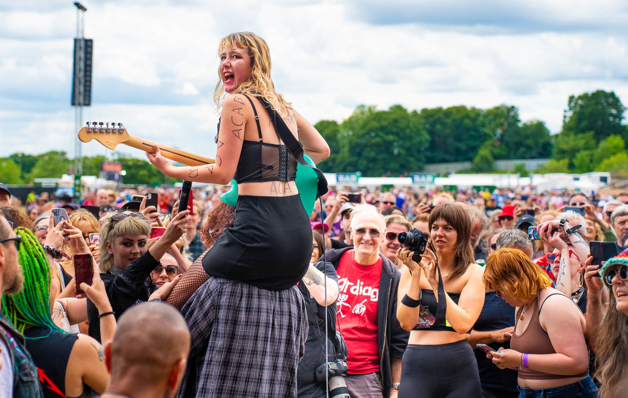 Phoebe Lunny de Lambrini Girls se produit au Dog Day Afternoon Festival 2023. (Photo de Lorne Thomson / Redferns)