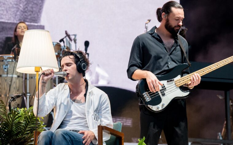 Le juge de Londres gouverne le 1975 pas individuellement responsable du baiser sur scène au Festival malaisien