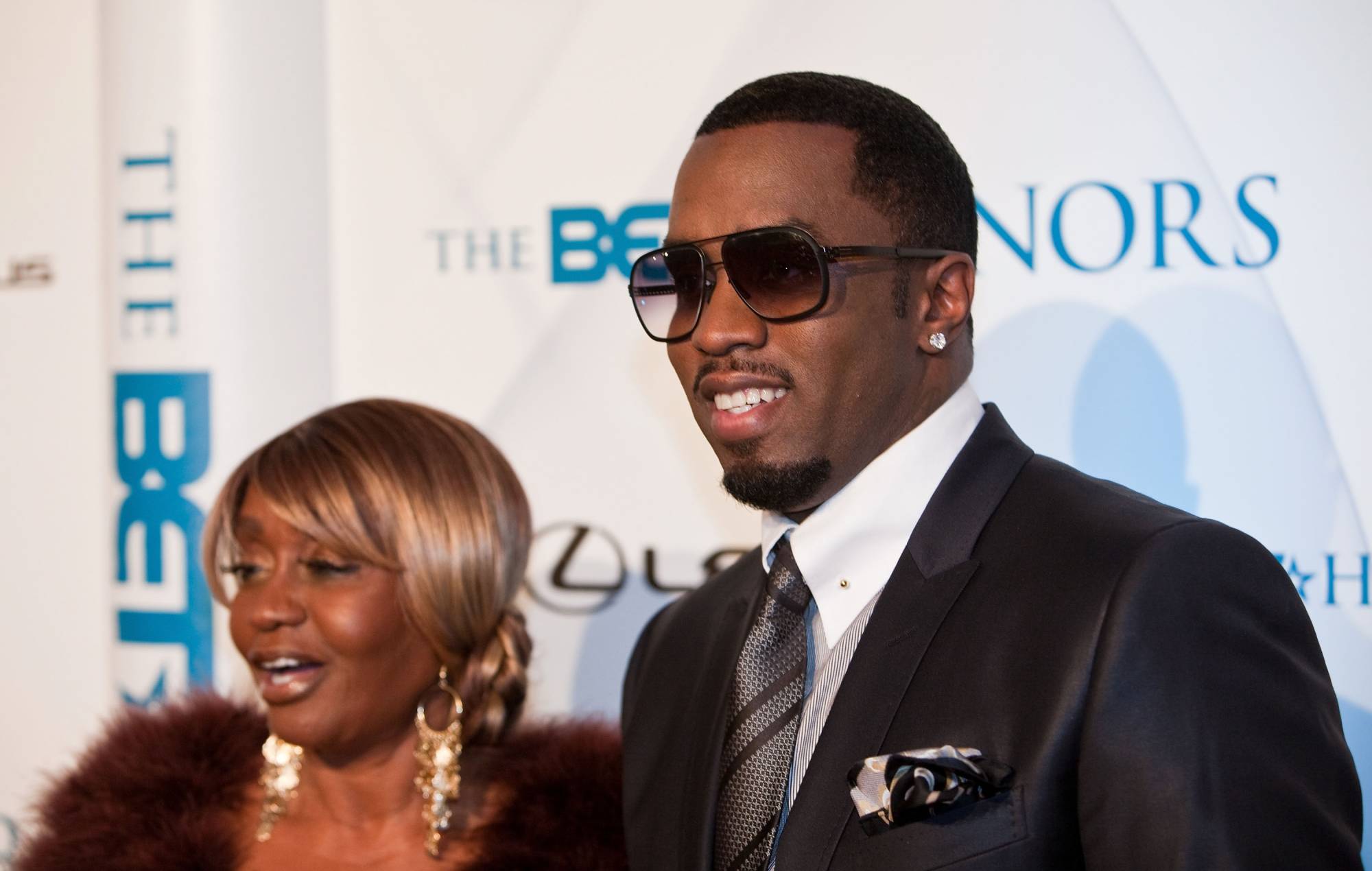 Sean Combs arrive avec sa mère Janice Combs aux 3e honneurs annuels du BET au Warner Theatre le 16 janvier 2010 à Washington, DC. (Photo de Paul Morigi / WireImage)