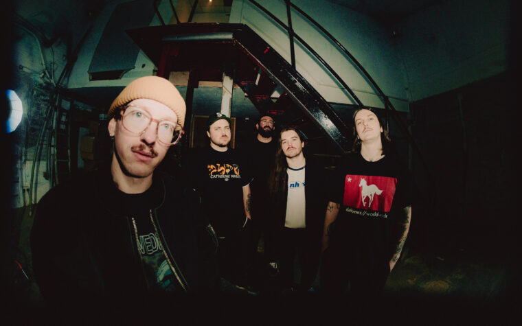 Surdimensionnaires fusionnent Shoegaze et Emo pour expulser leur chagrin