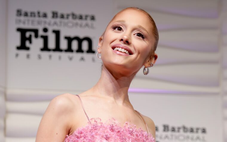 Ariana Grande exhorte les entreprises de divertissement à inclure les services de santé mentale et la thérapie dans les contrats