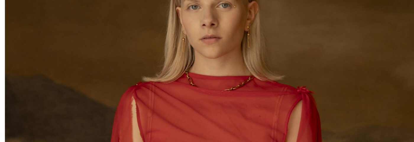 Aurora célèbre 10 ans de «Runaway» avec un nouveau «Portrait d'une chanson» documentaire Aurora célèbre 10 ans de «Runaway» avec un nouveau «Portrait d'une chanson» documentaire