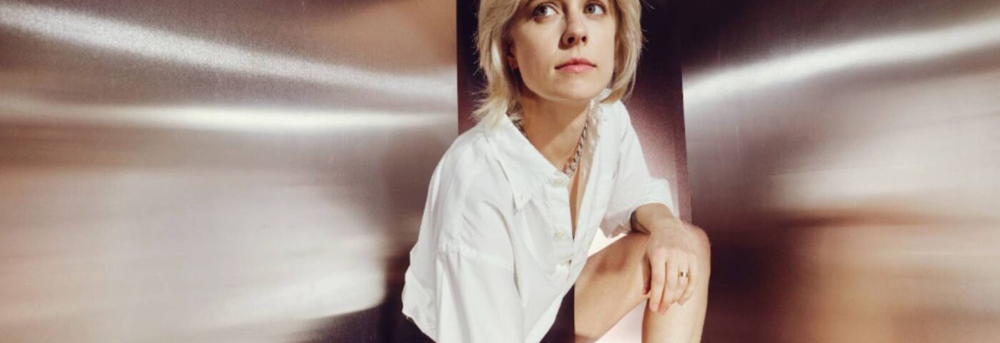 Avalon Emerson signe aux océans morts, partage un single énergique «  Don't Voir avec moi ''