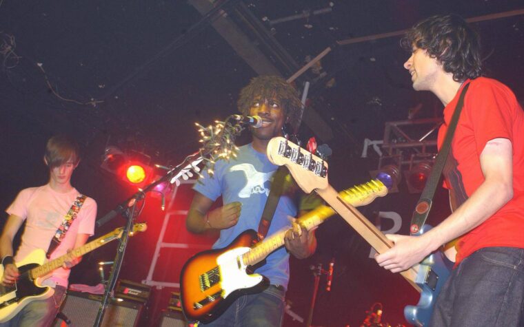 Bloc Party pour publier un EP classique `` Little Thoughts '' sur le vinyle pour la première fois pour le Record Store Day 2025