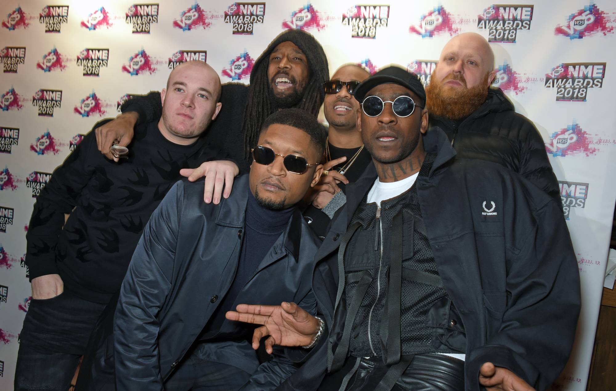 Les membres de «Boy Better Know» et Skepta assistent aux VO5 NME Awards tenus à la Brixton Academy le 14 février 2018 à Londres, en Angleterre. (Photo de David M. Benett / Dave Benett / Getty Images)