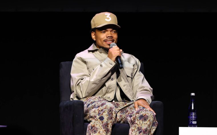 Chance que le rappeur fait l'éloge du Super Bowl Proteter: "Shoutout Soudan, Shoutout Gaza"