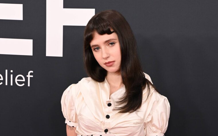 Clairo rend hommage à Lana del Rey et pose avec un pistolet après 2025 Grammys