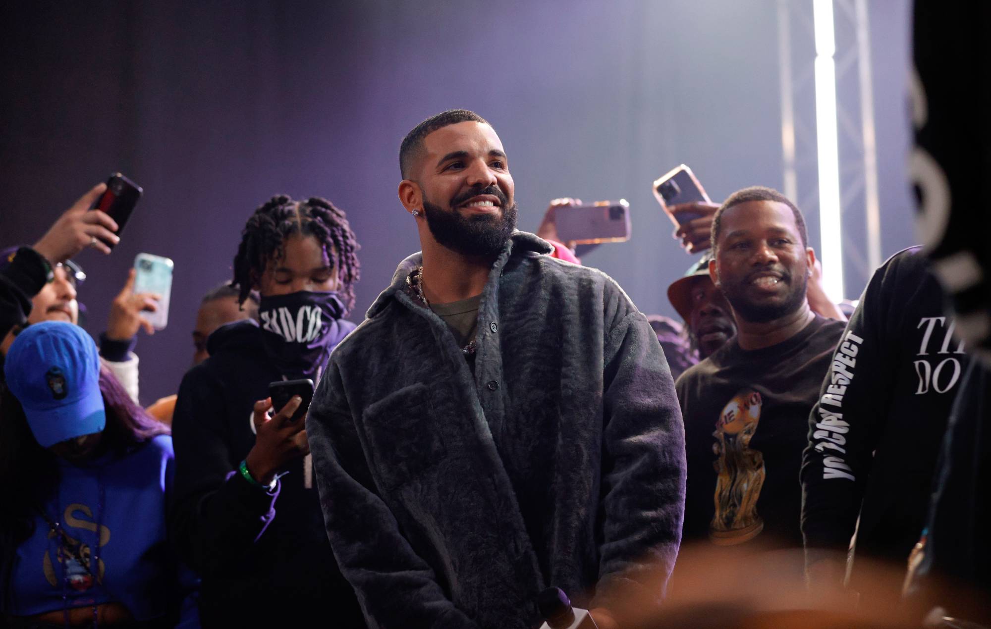 Drake parle sur scène pendant Drake's Till Death Do Us Fart Rap Battle le 30 octobre 2021 à Long Beach, en Californie. (Photo d'Amy Sussman / Getty Images)