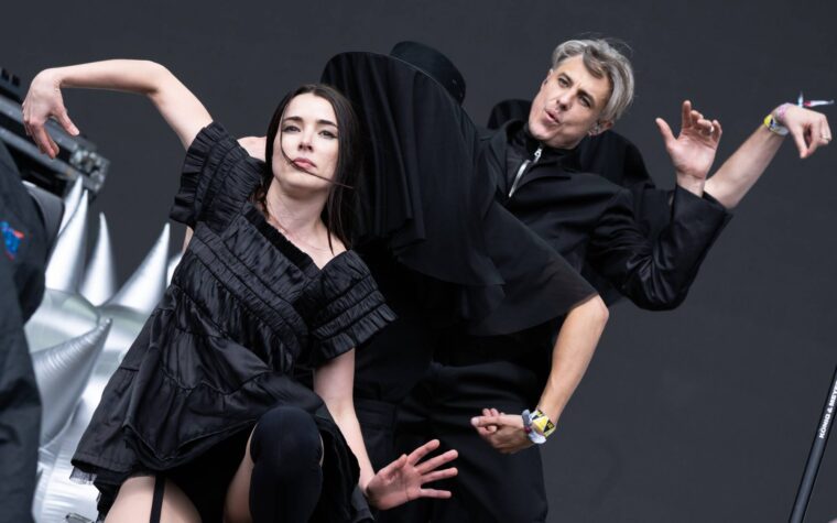 Écoutez le nouveau single poptastique de la confiance de l'homme `` I Heart You '' avec Eliza Rose