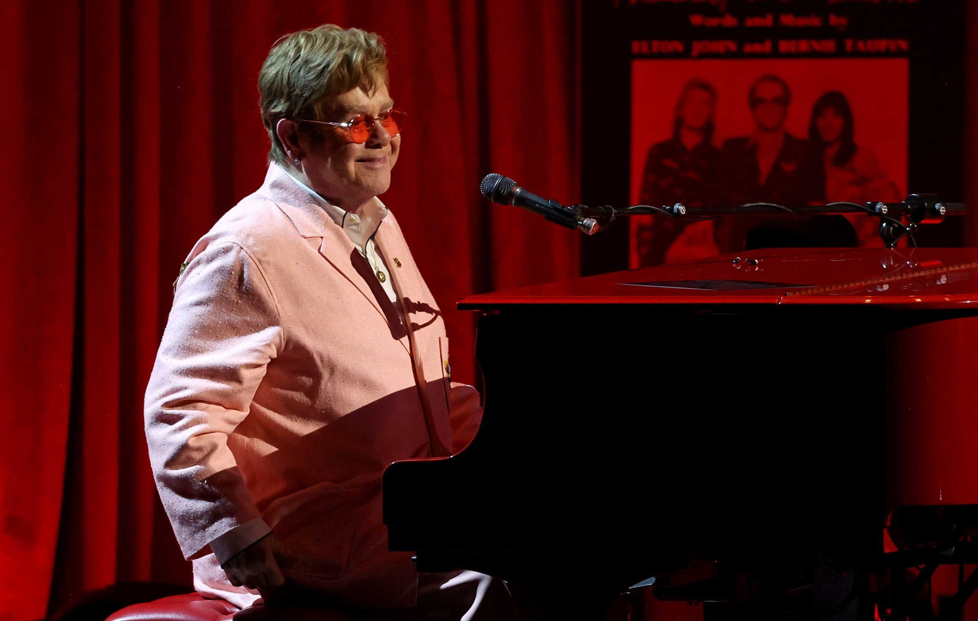 Elton John jouant en direct sur scène
