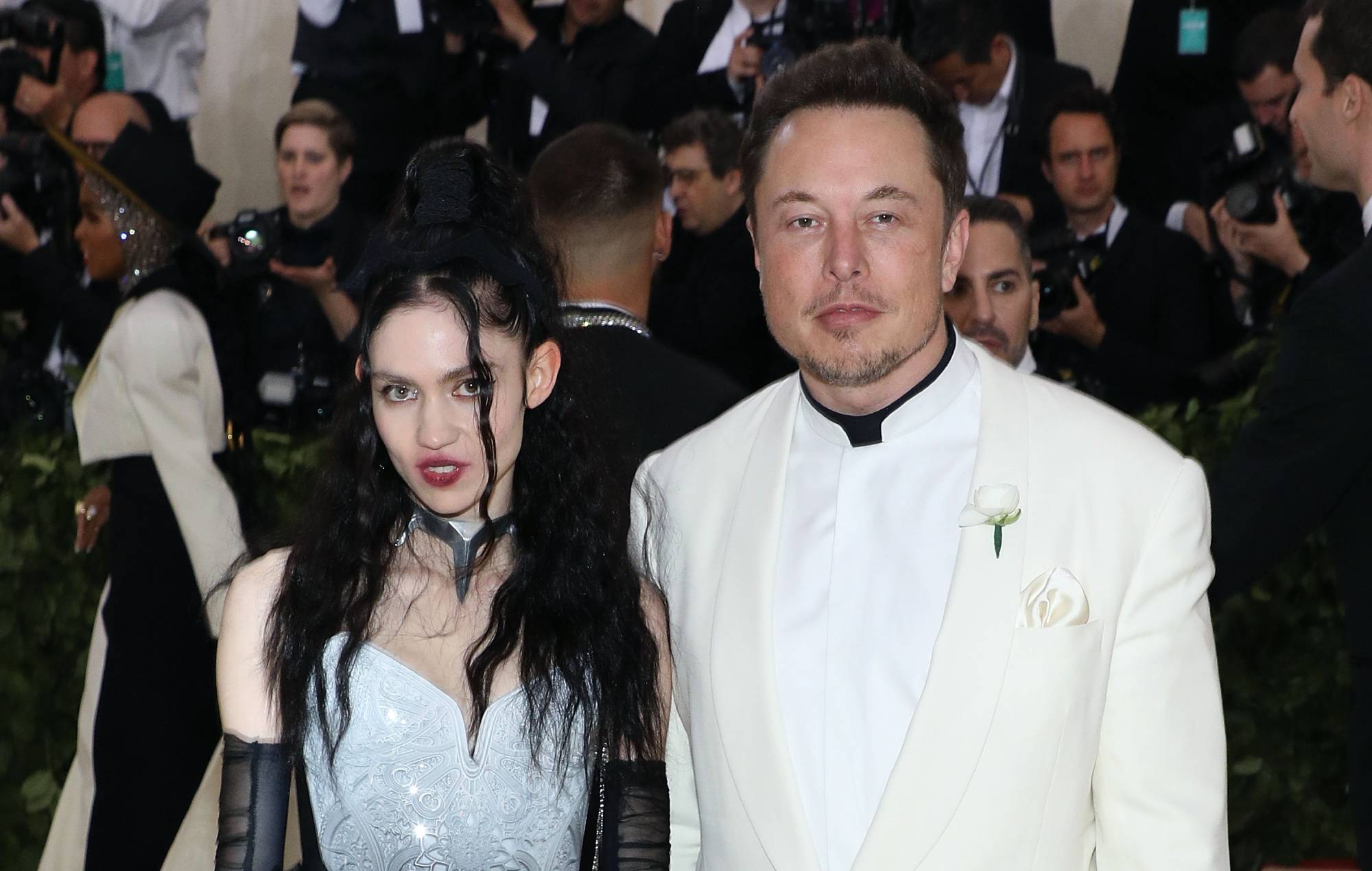 Grimes et Elon Musk assistent à "Heavenly Bodies: Fashion & the Catholic Imagination", le bénéfice du Costume Institute 2018 au Metropolitan Museum of Art le 7 mai 2018 à New York. (Photo de Taylor Hill / Getty Images)