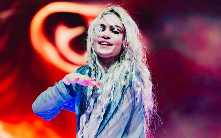 Grimes partage deux nouvelles démos