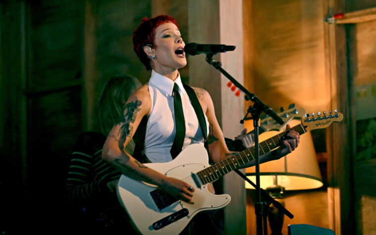 Halsey prévisualise le nouveau single `` Safeword '', sorti cette semaine