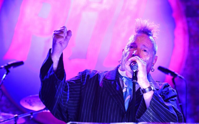 John Lydon appelle les pistolets sexuels et la tournée de Frank Carter "Karaoke" et "presque malveillant dans son intention"