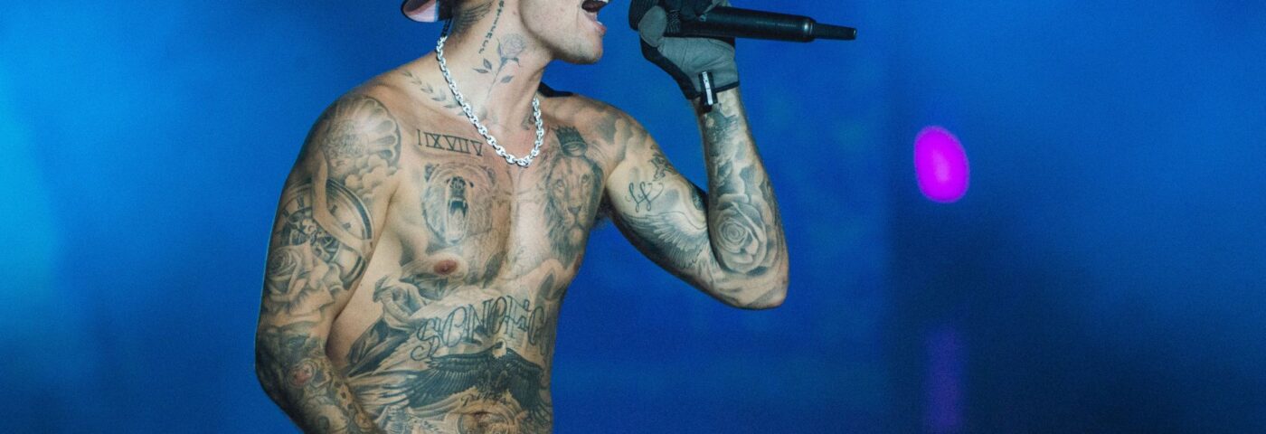 Justin Bieber rappe à être « élevé » dans une nouvelle vidéo après avoir nié la consommation de drogue