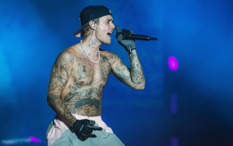 Justin Bieber rappe à être "élevé" dans une nouvelle vidéo après avoir nié la consommation de drogue