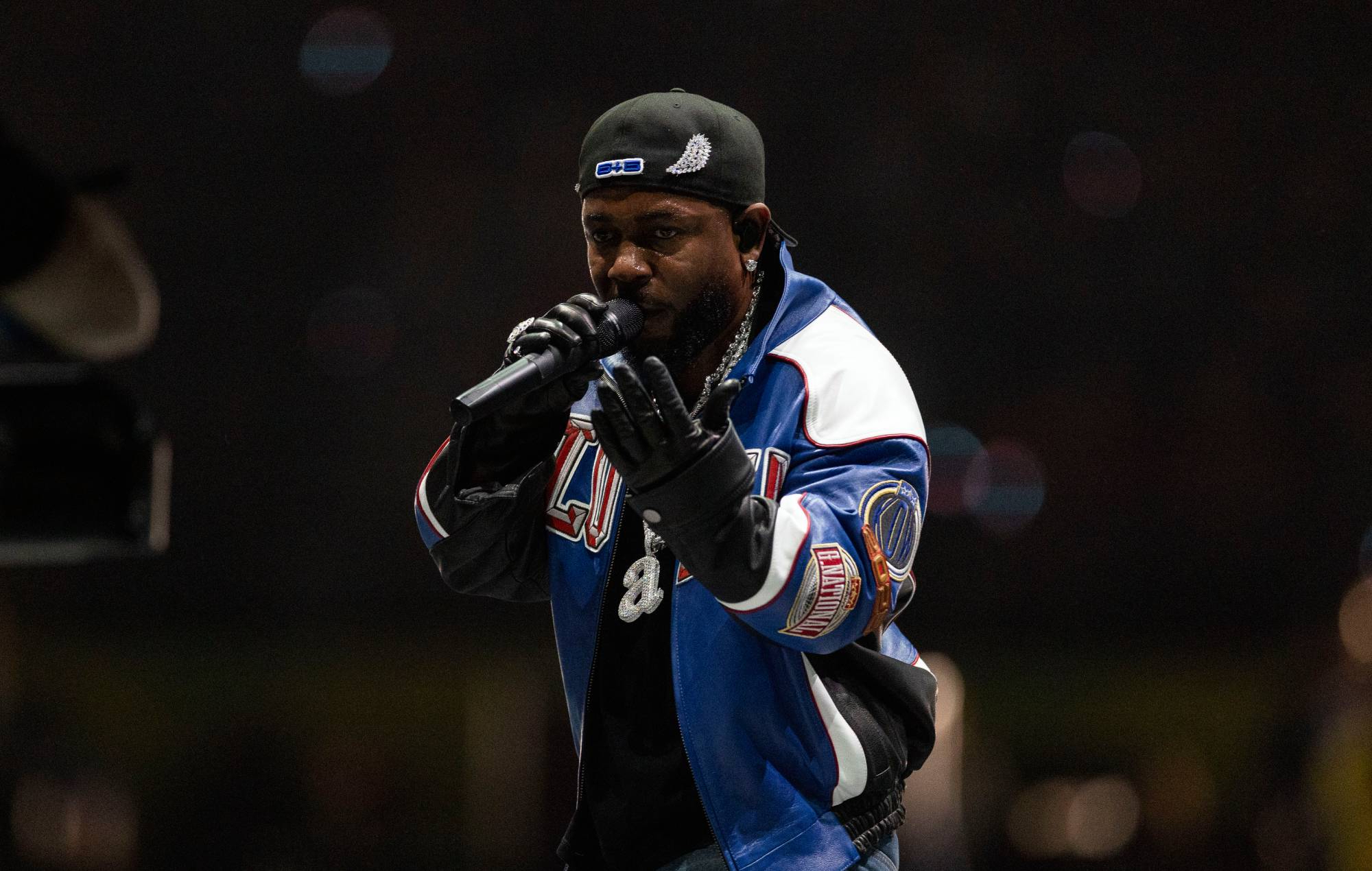 Kendrick Lamar se produisant en direct sur scène au Super Bowl