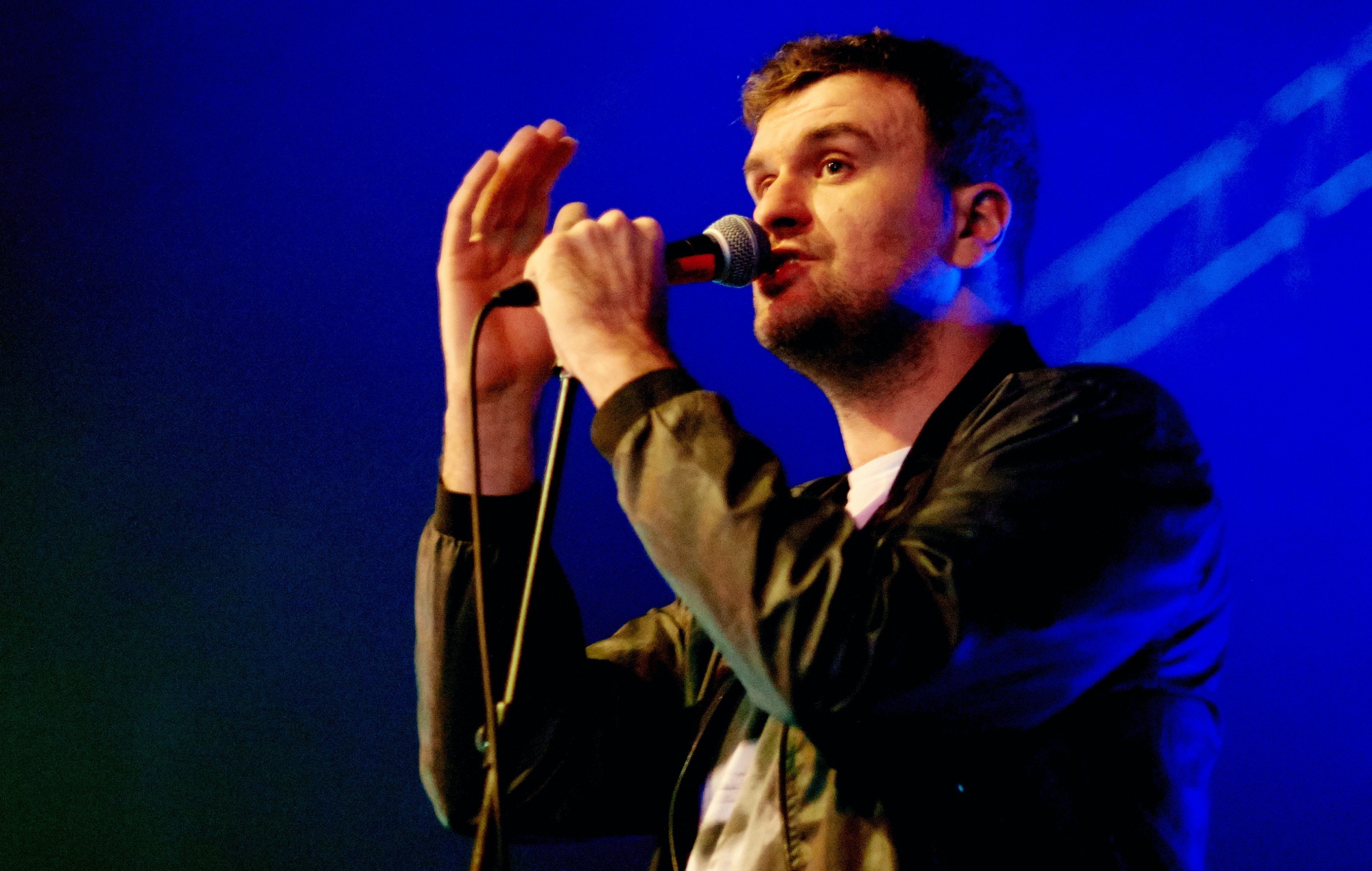 Jon McClure de Reverend and the Makers se produisant en direct sur scène à O2 Academy Sheffield 
