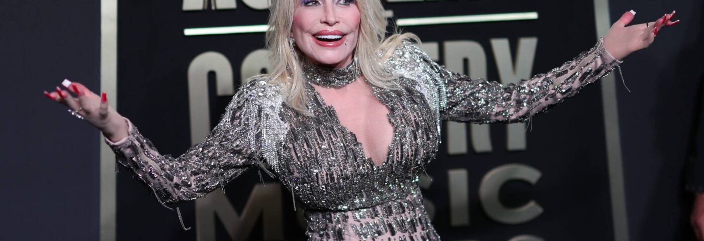 La comédie musicale de Dolly Parton est suspendue sur les abus homophobes à Manchester alors que Star s'exprime