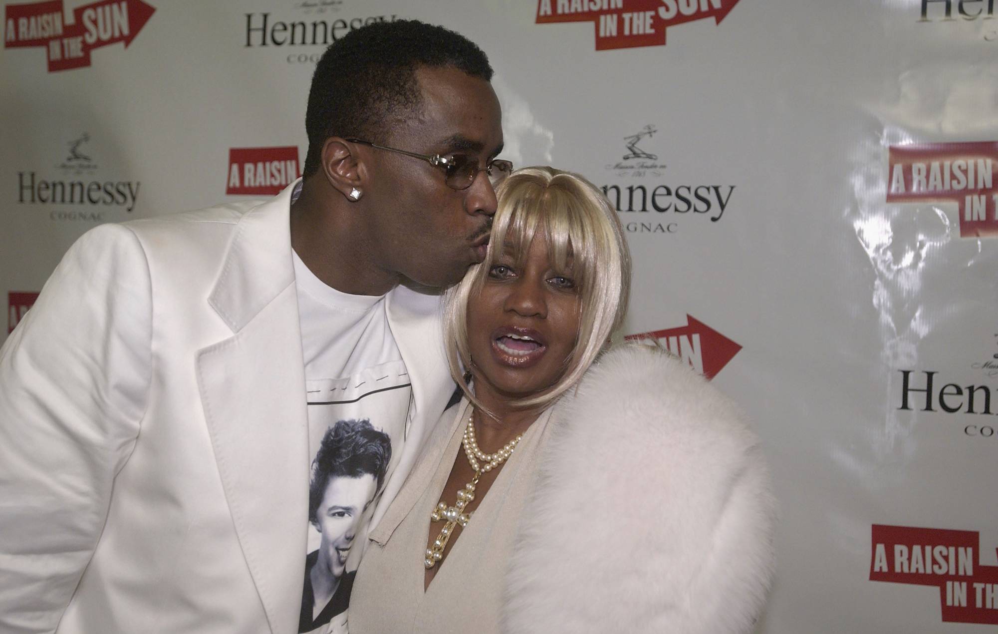 Sean Combs célèbre avec sa mère Janice Combs lors de la soirée après la soirée d'ouverture de "Raisin in the Sun" le 26 avril 2004. (Photo de Scott Eells / Getty Images)