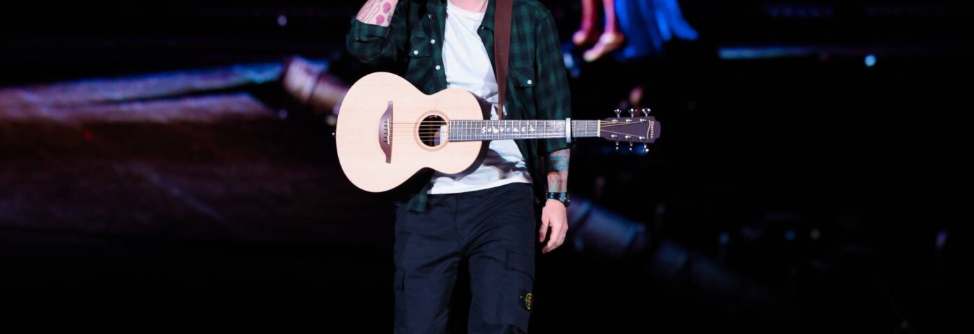 La police tire sur Ed Sheeran alors qu'il chante la forme de vous 'dans la performance de la rue La police tire sur Ed Sheeran alors qu'il chante la forme de vous 'dans la performance de la rue