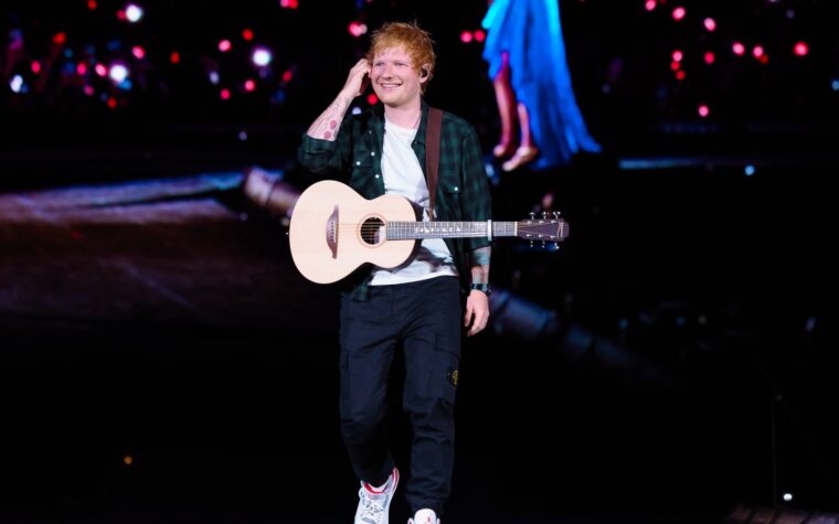 La police tire sur Ed Sheeran alors qu'il chante la forme de vous 'dans la performance de la rue
