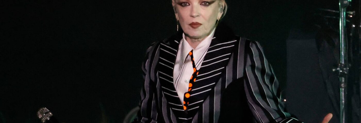 La robe à polka emblématique de Shirley Manson de la vidéo «  I Think I'm Paranoid '' de Garbage, recueille 31 000 $ pour le soulagement des incendies de forêt alors que le groupe révèle un nouvel album à venir cette année