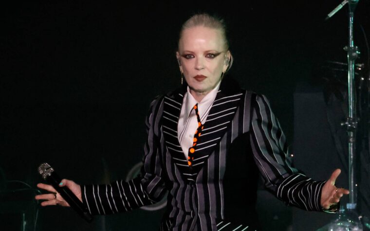 La robe à polka emblématique de Shirley Manson de la vidéo `` I Think I'm Paranoid '' de Garbage, recueille 31 000 $ pour le soulagement des incendies de forêt alors que le groupe révèle un nouvel album à venir cette année