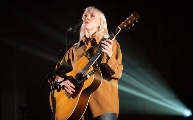 Laura Marling annonce les concerts de Manchester comme seulement des spectacles de 2025