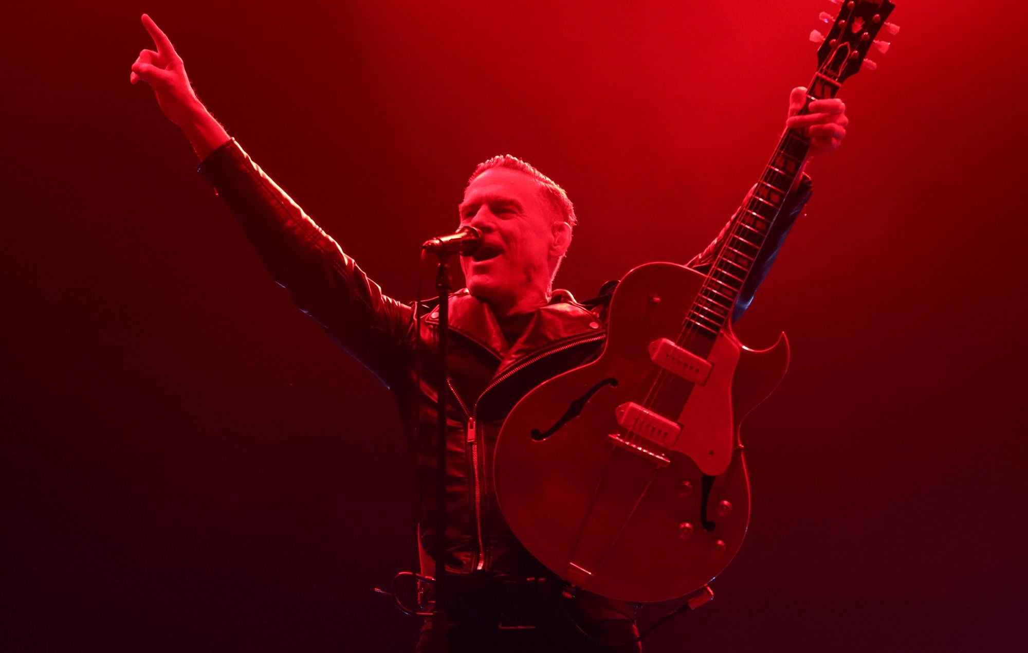 Bryan Adams se produit sur scène