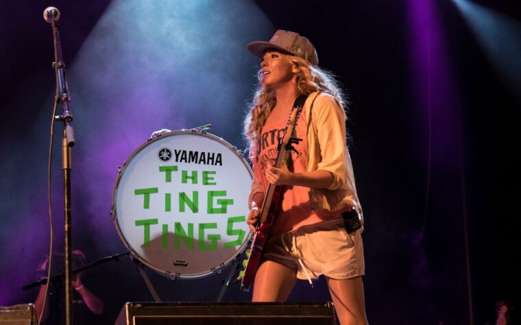 Les Ting Tings annoncent le nouvel album 'Home' avec le single inspiré des années 70 'Good People Do Bad Things'