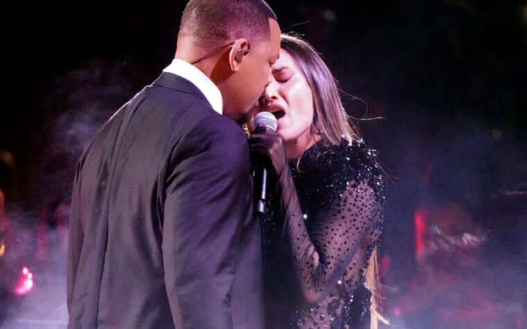 Les fans ont frappé à Will Smith pour un baiser sur scène "inapproprié" avec l'Inde Martinez