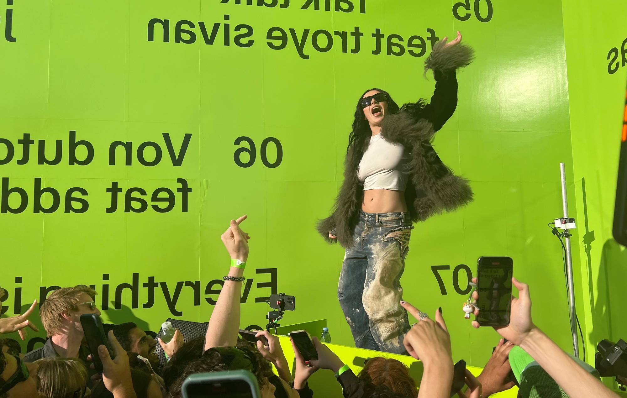 Charli XCX a partagé son nouvel album de remix avec quelques centaines de fans lors d'un événement spécial à Storm King le 10 octobre (Maria M. Silva via Getty)