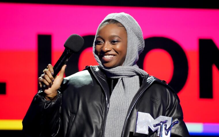 Little Simz partage un nouveau message cryptique, les fans spéculent qu'un nouvel album est en route