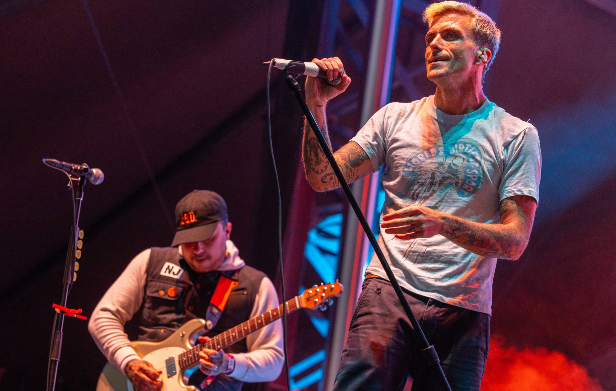 Frank Iero et Anthony Green de LS Dunes se produisent au Riot Fest 2024 (photo de Barry Brecheisen / Getty Images)