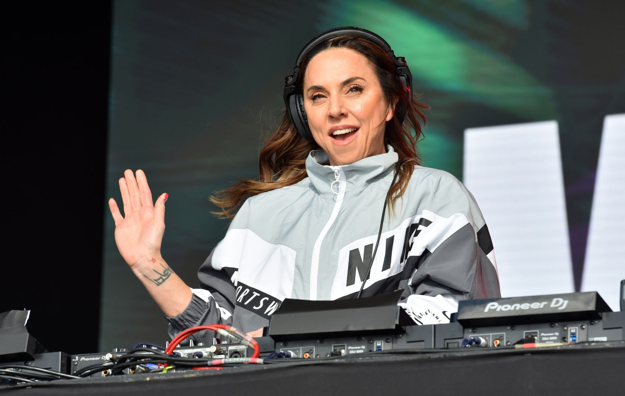 Melanie C interprète un DJ set en 2024.