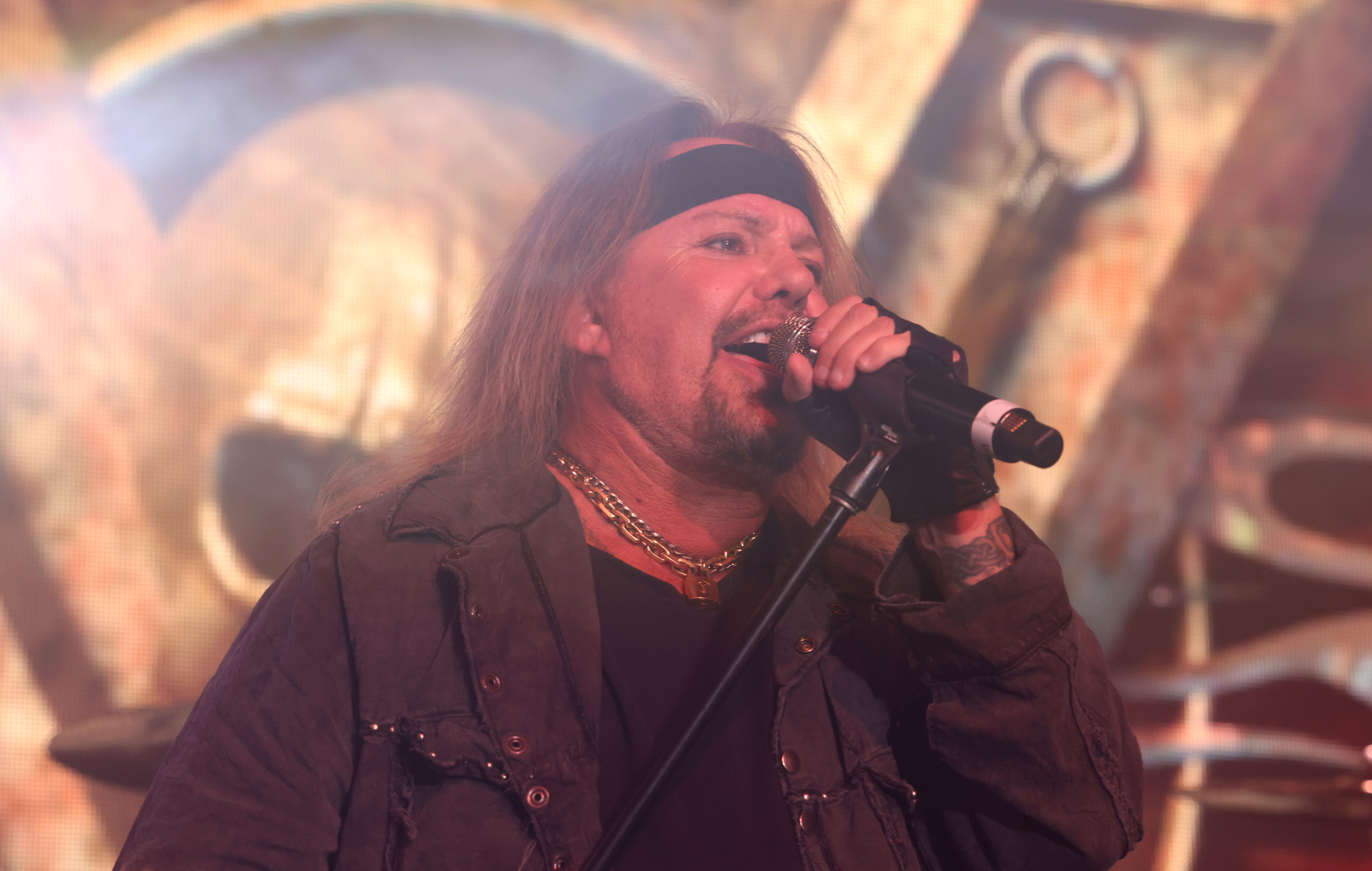 Vince Neil de Mötley Crüe se produisant en direct sur scène