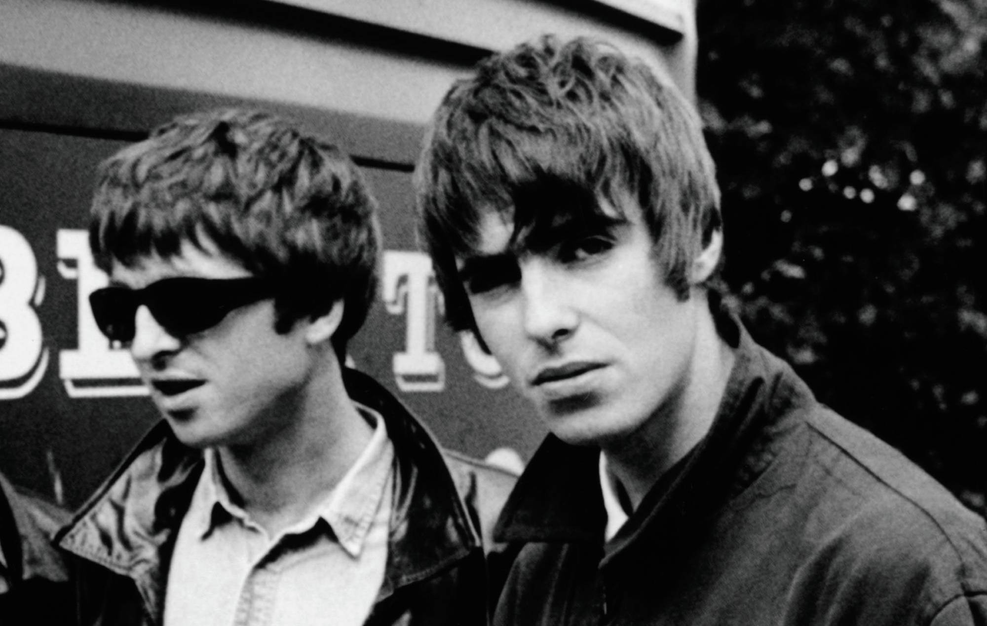 Photo de Liam Gallagher et Noel Gallagher et Oasis, LR: Tony McCarroll, Paul 'Bonehead' Arthurs, Noel Gallagher, Liam Gallagher, Paul 'Guigsy' McGuigan - Posé, photo de groupe (photo de Michel Linssen / Redferns)