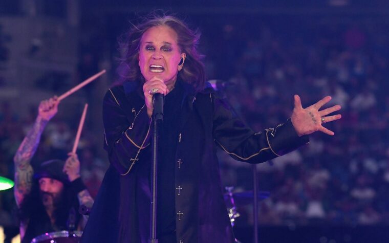 Ozzy Osbourne ne jouant que "Little Bits" avec Black Sabbath lors du concert final de retrouvailles